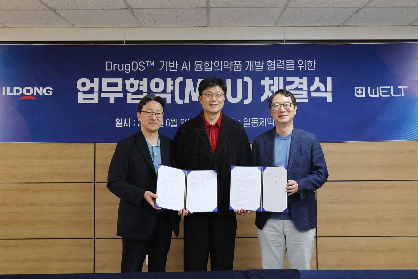 본문 이미지 - 웰트 강성지 대표(가운데)와 일동제약 윤웅섭 대표(오른쪽), 이재준 대표(왼쪽)가 업무협약 체결 후 기념 촬영을 하고 있다. (일동제약 제공)