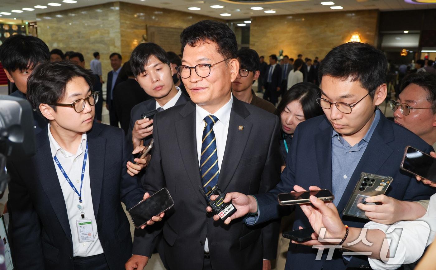 본문 이미지 - 송영길 더불어민주당 의원이 11일 오후 서울 여의도 국회에서 의원총회를 마친 뒤 취재진 질문에 답하고 있다. 2026.6.11 ⓒ 뉴스1 안은나 기자