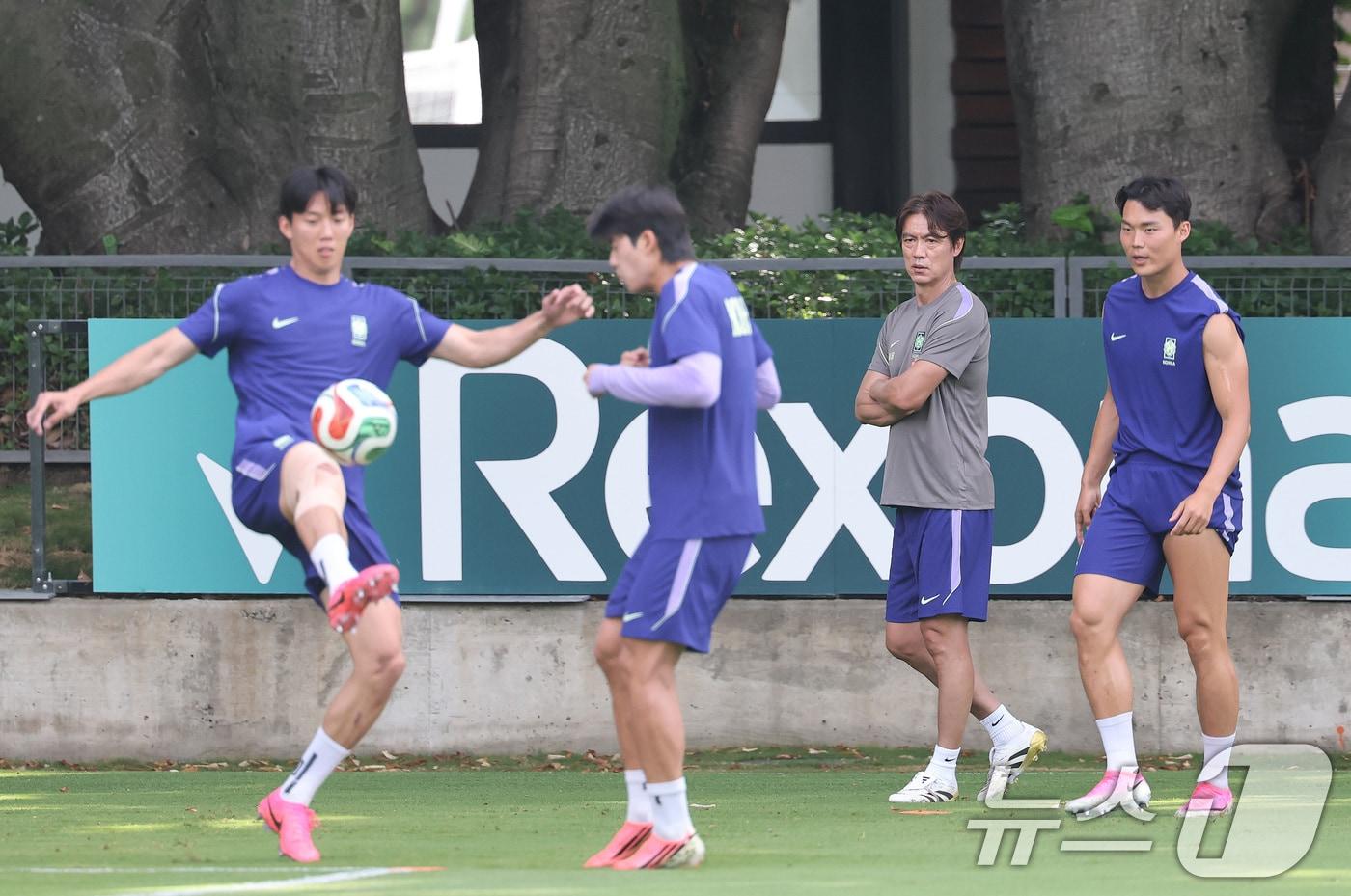 본문 이미지 - 홍명보 대한민국 축구 국가대표팀 감독이 10일(현지시간) 멕시코 과달라하라 인근 사포판에 위치한 치바스 바예 베르데에서 선수들의 훈련을 지켜보고 있다. 2026.6.11 ⓒ 뉴스1 임세영 기자