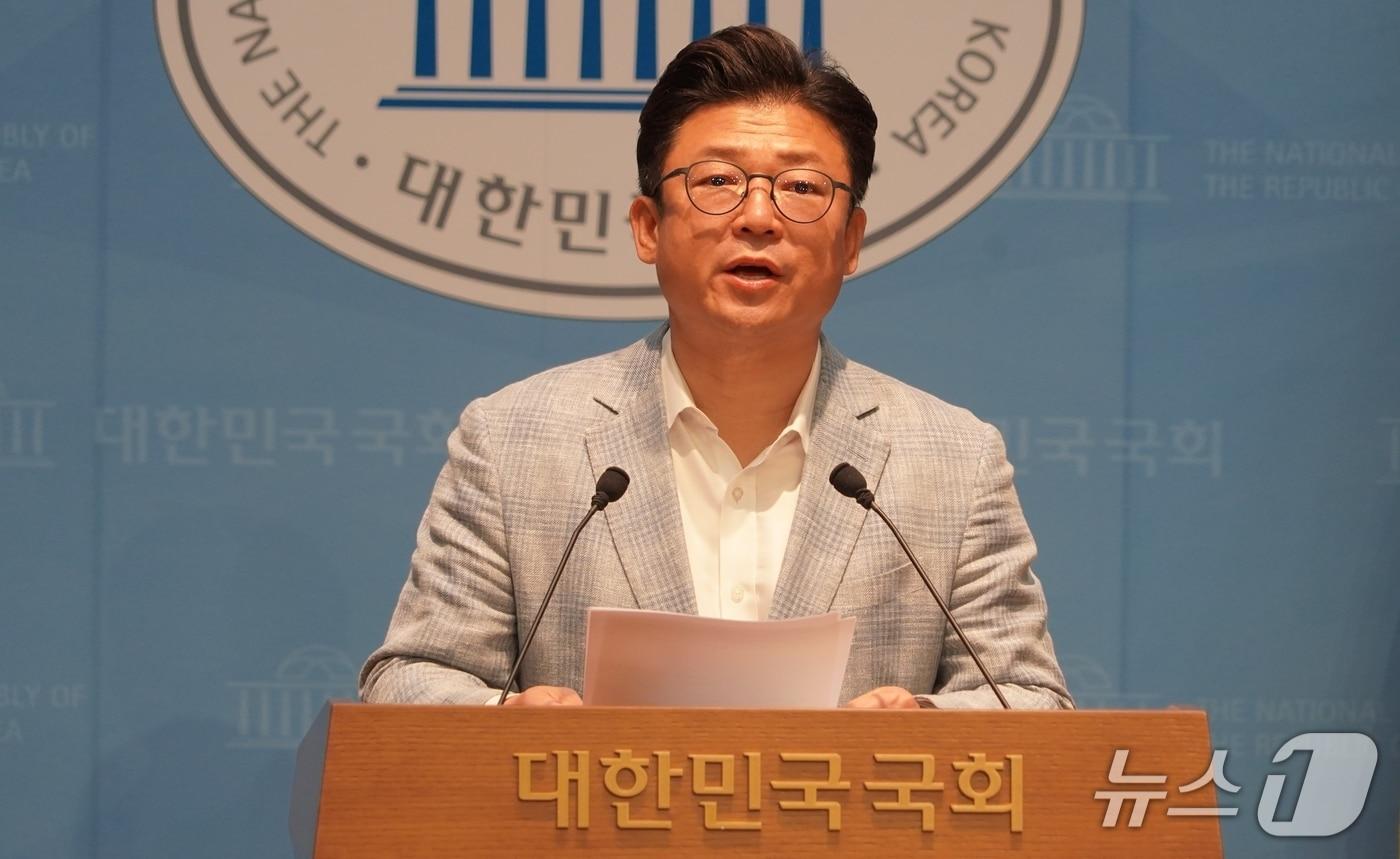 본문 이미지 - 강명구 국민의힘 의원이 11일 국회에서 수소발전시장 물량 축소를 촉고하는 기자회견을 하고 있다. (강명구 의원실 제공) (제공. 재판매 및 DB금지)/뉴스1