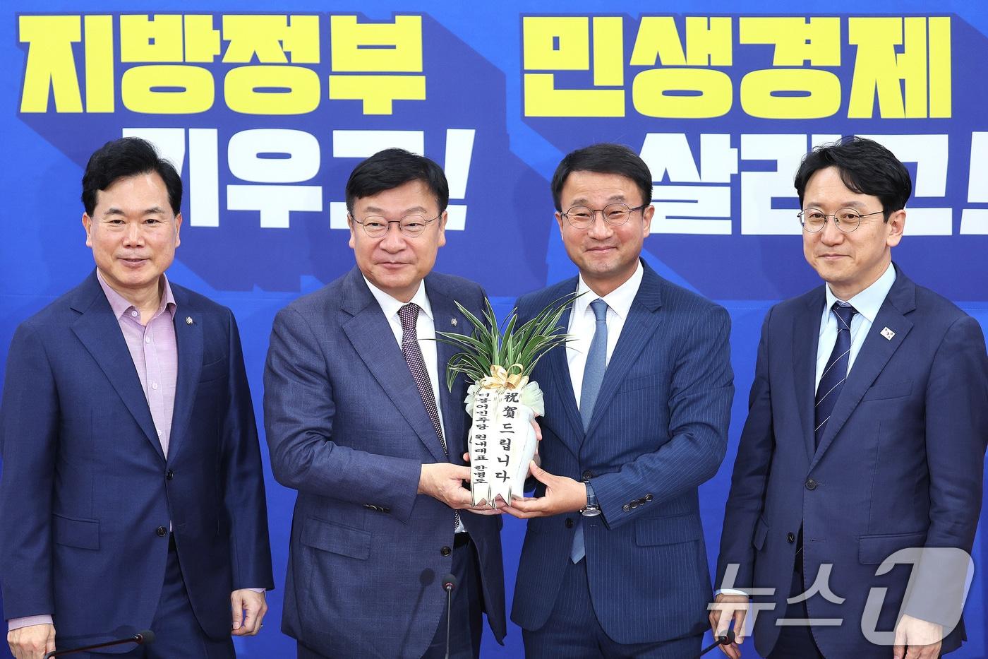 본문 이미지 - 한병도 더불어민주당 원내대표가 11일 서울 여의도 국회에서 정점식 국민의힘 원내대표를 접견하며 축하난을 선물하고 있다. 2026.6.11 ⓒ 뉴스1 신웅수 기자