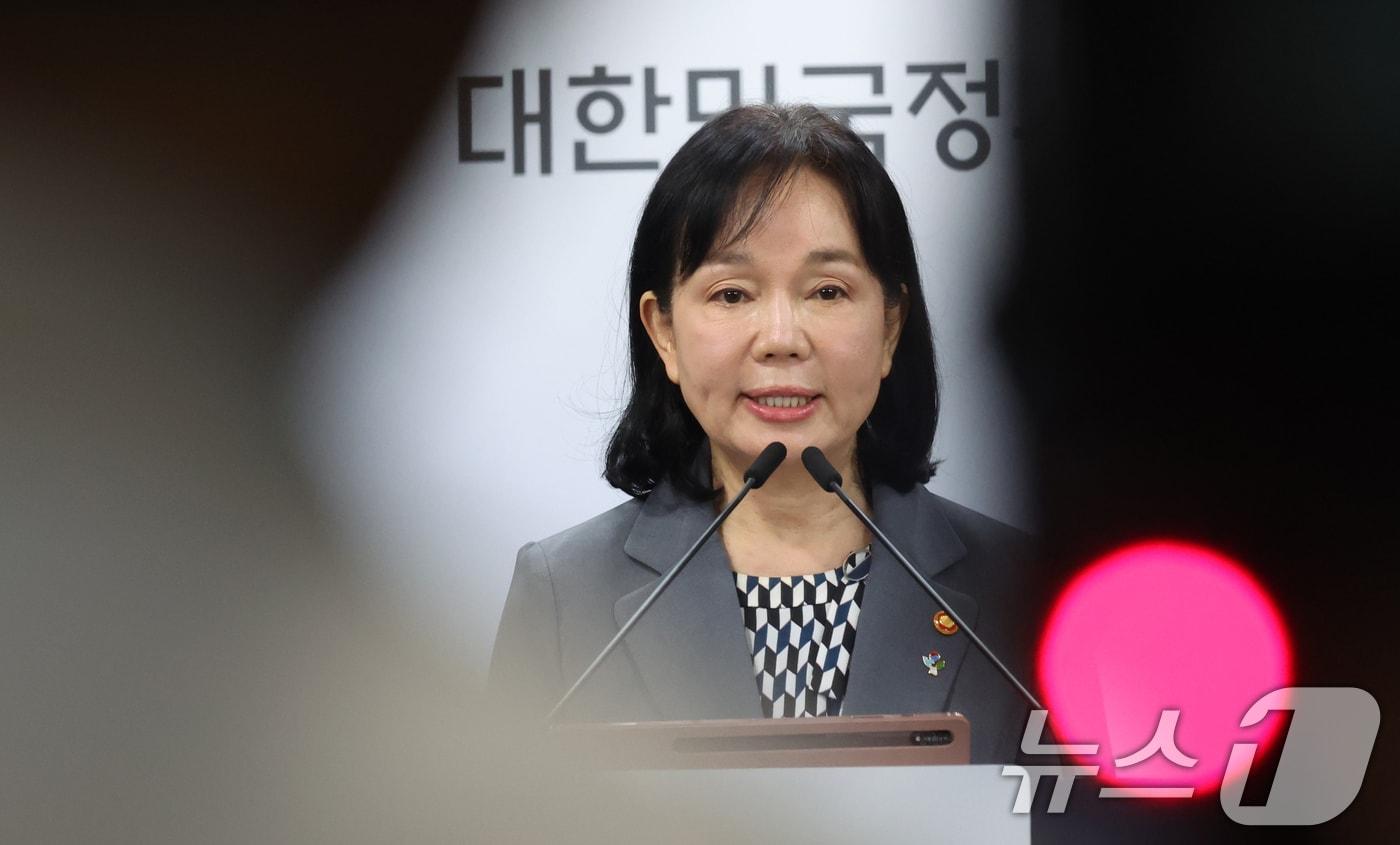 본문 이미지 - 송경희 개인정보보호위원회 위원장이 11일 서울 종로구 세종대로 정부서울청사에서 쿠팡 및 계열사의 개인정보 유출 및 침해 제재처부 의결 발표를 하고 있다. 2026.6.11 ⓒ 뉴스1 김명섭 기자
