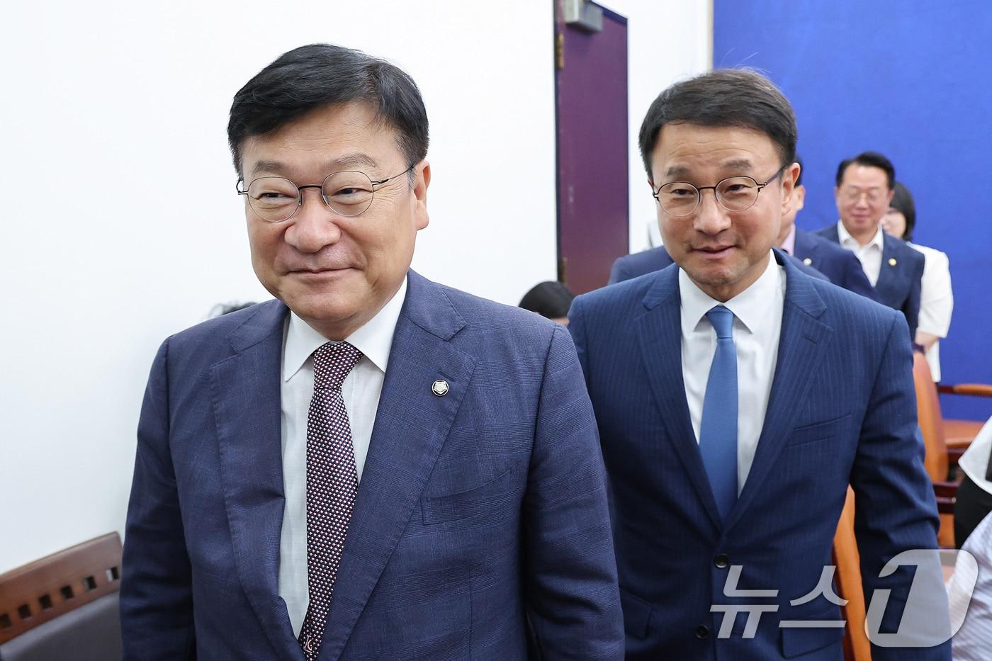 본문 이미지 - 한병도 더불어민주당 원내대표와 정점식 국민의힘 원내대표가 11일 서울 여의도 국회에서 상견례를 마친 후 현안을 논의하기 위해 자리를 옮기고 있다. 2026.6.11 ⓒ 뉴스1 신웅수 기자