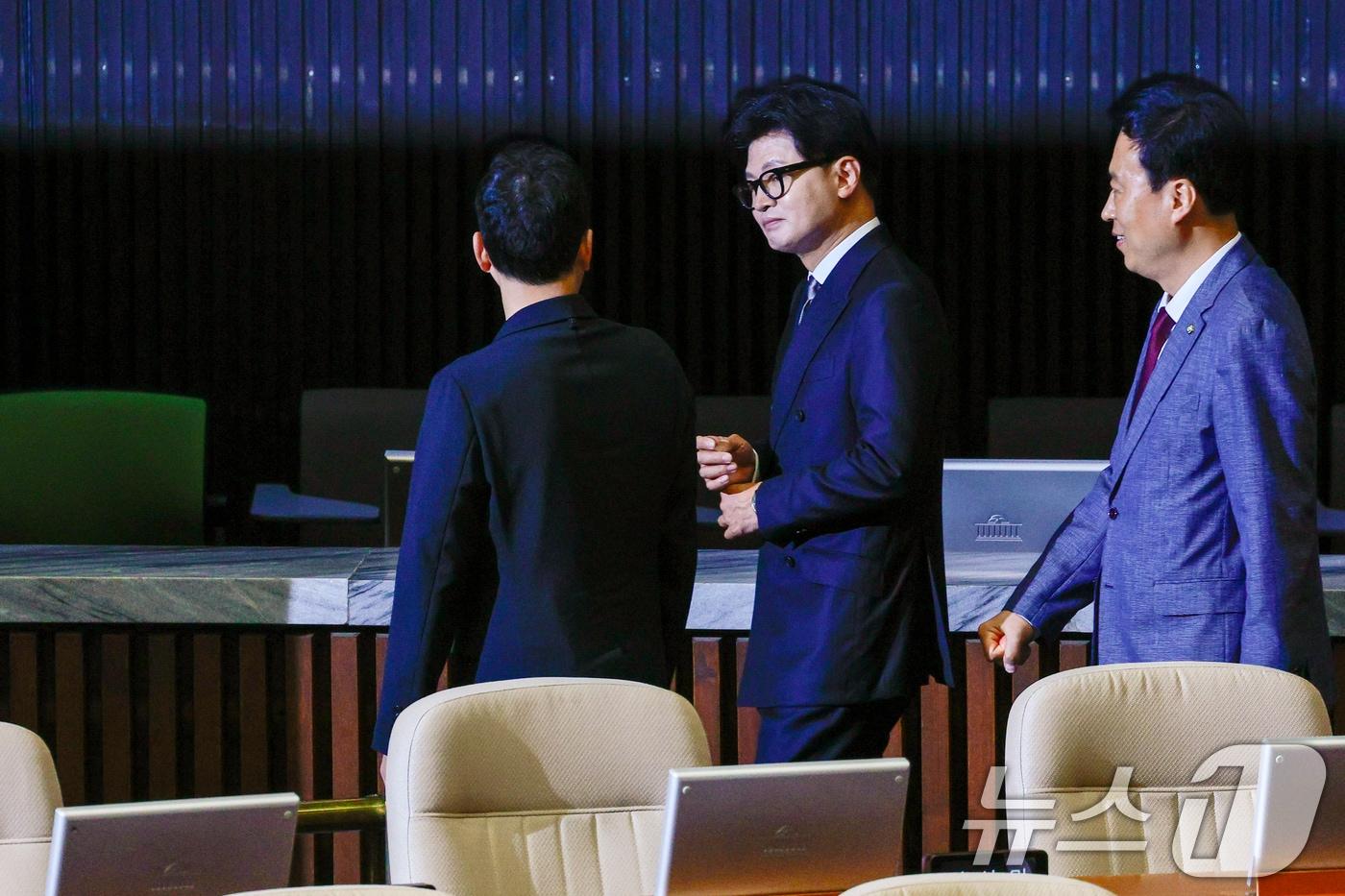 본문 이미지 - 무소속 한동훈 의원이 지난 6월 11일 서울 여의도 국회에서 본회의가 끝난 뒤 국민의힘 박정훈, 정성국 의원(오른쪽)과 대화하고 있는 모습. 2026.6.11 ⓒ 뉴스1 안은나 기자