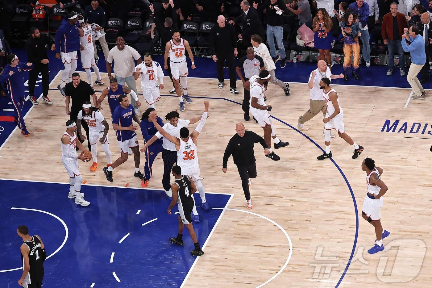 본문 이미지 - 미국프로농구(NBA) 뉴욕 닉스가 29점 차 열세를 뒤집고 파이널 4차전을 가져갔다.ⓒ AFP=뉴스1