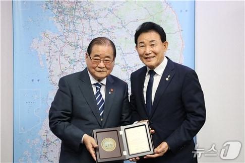 본문 이미지 - 박용갑 의원(오른쪽)이 이종찬 광복회장으로부터 감사패를 받고 있다.(의원실 제공. 재판매 및 DB금지)/뉴스1