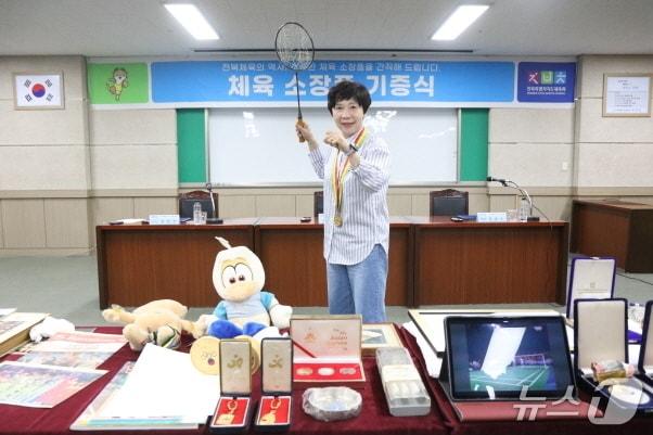 본문 이미지 - 대한민국 배드민턴 전설 정소영 전북체육회 이사(전주성심여고 감독)가 11일 전북체육회에서 소장품을 기증한 뒤 기념촬영을 하고 있다.(전북체육회 제공, 재판매 및 DB 금지)/뉴스1