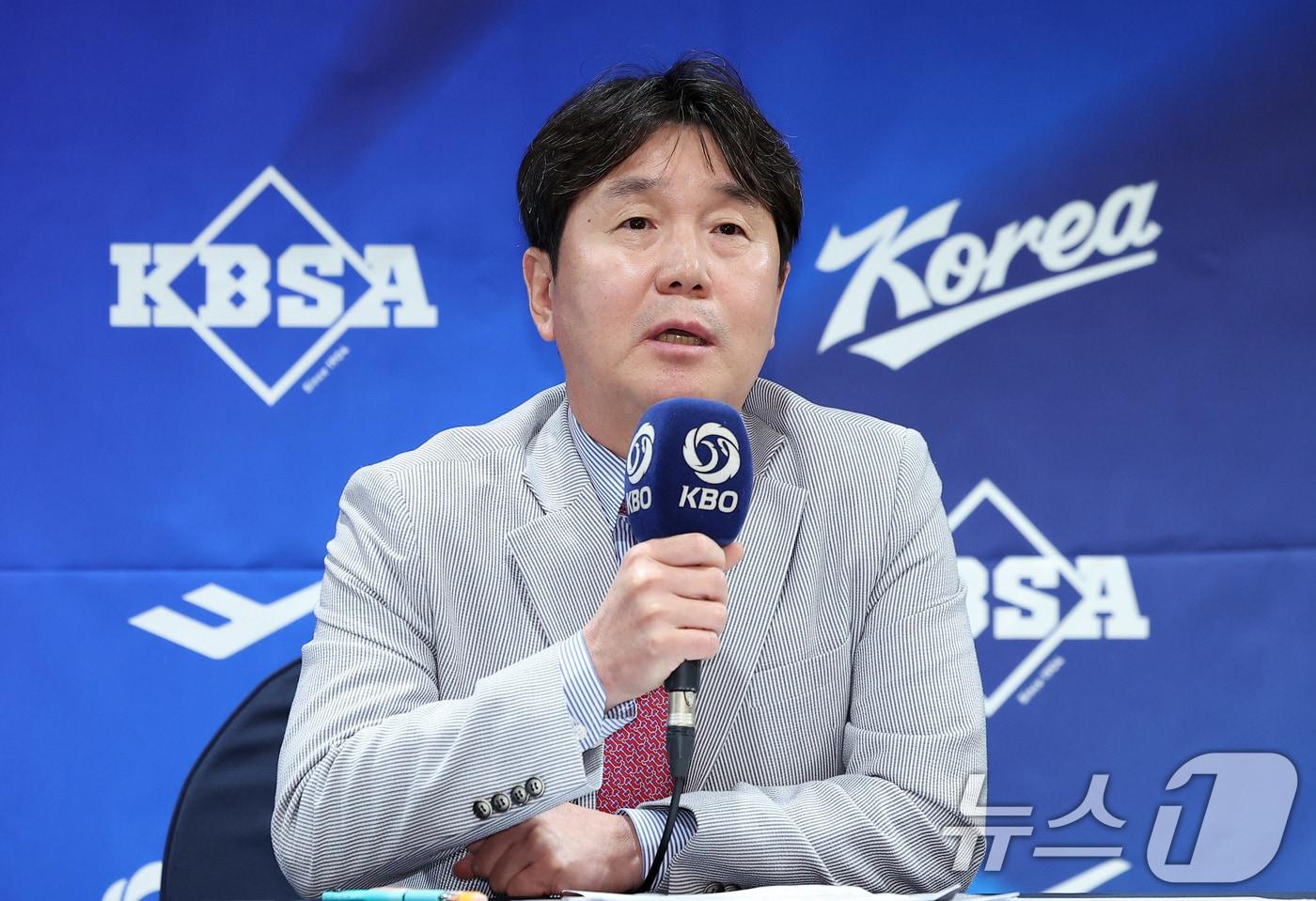 본문 이미지 - 류지현 한국 야구대표팀 감독이 11일 서울 중구 한국프레스센터에서 열린 2026 아이치·나고야 아시안게임 야구 국가대표팀 최종 명단 발표 기자회견에서 취재진의 질문에 답하고 있다. 2026.6.11 ⓒ 뉴스1 김성진 기자