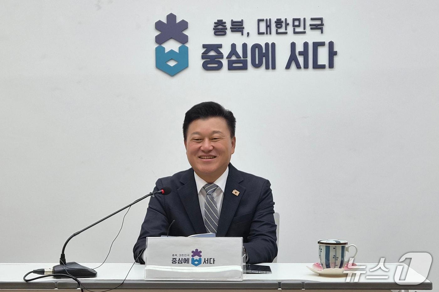본문 이미지 - 신용한 충북지사 당선인이 11일 도청 브리핑룸에서 기자간담회를 열고 있다. 2026.6.11/뉴스1