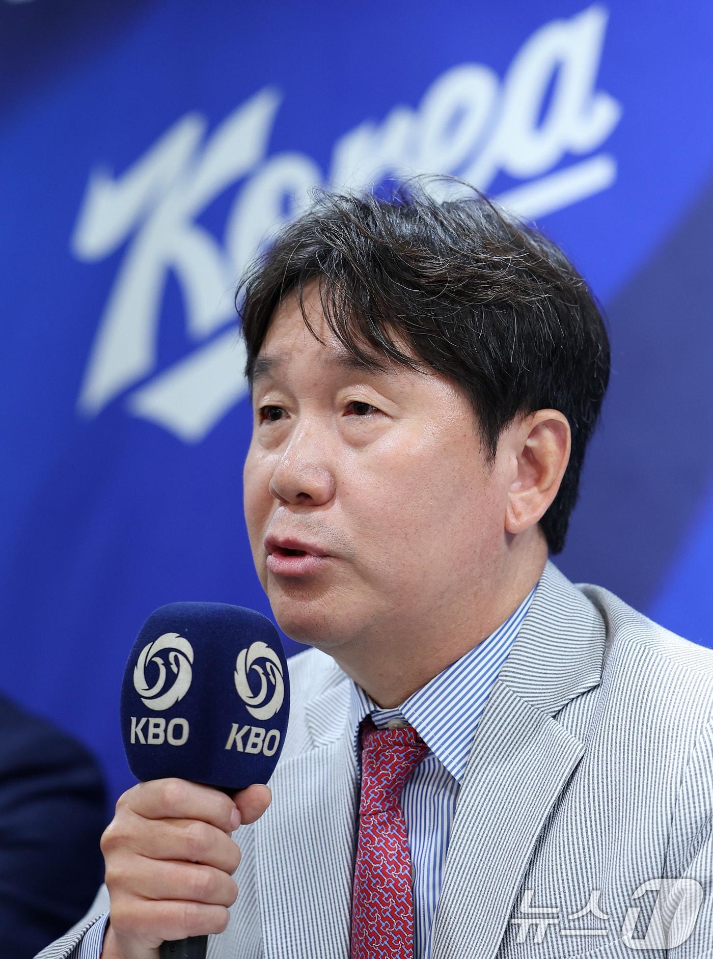본문 이미지 - 류지현 한국 야구대표팀 감독이 11일 서울 중구 한국프레스센터에서 열린 2026 아이치·나고야 아시안게임 야구 국가대표팀 최종 명단 발표 기자회견에서 취재진의 질문에 답하고 있다. 2026.6.11 ⓒ 뉴스1 김성진 기자