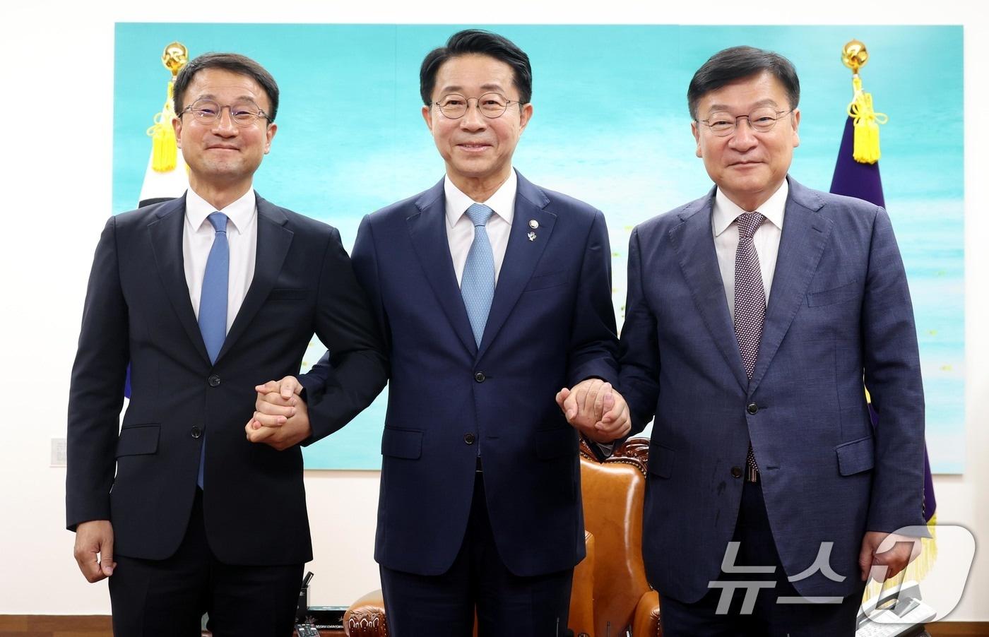 본문 이미지 - 조정식 국회의장이 지난 11일 오후 서울 여의도 국회의장 집무실에서 여야 원내대표와 회동 전 기념 촬영을 하고 있다. 왼쪽부터 한병도 더불어민주당 원내대표, 조 의장, 정점식 국민의힘 원내대표. (공동취재) 2026.6.11 ⓒ 뉴스1 안은나 기자