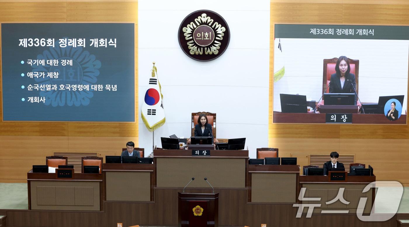 본문 이미지 - 최호정 서울시의회 의장이 11일 오후 서울 중구 서울특별시의회 본회의장에서 열린 제336회 서울시의회 정례회 개회식에서 개회사를 하며 울먹이고 있다. 2026.6.11 ⓒ 뉴스1 이광호 기자