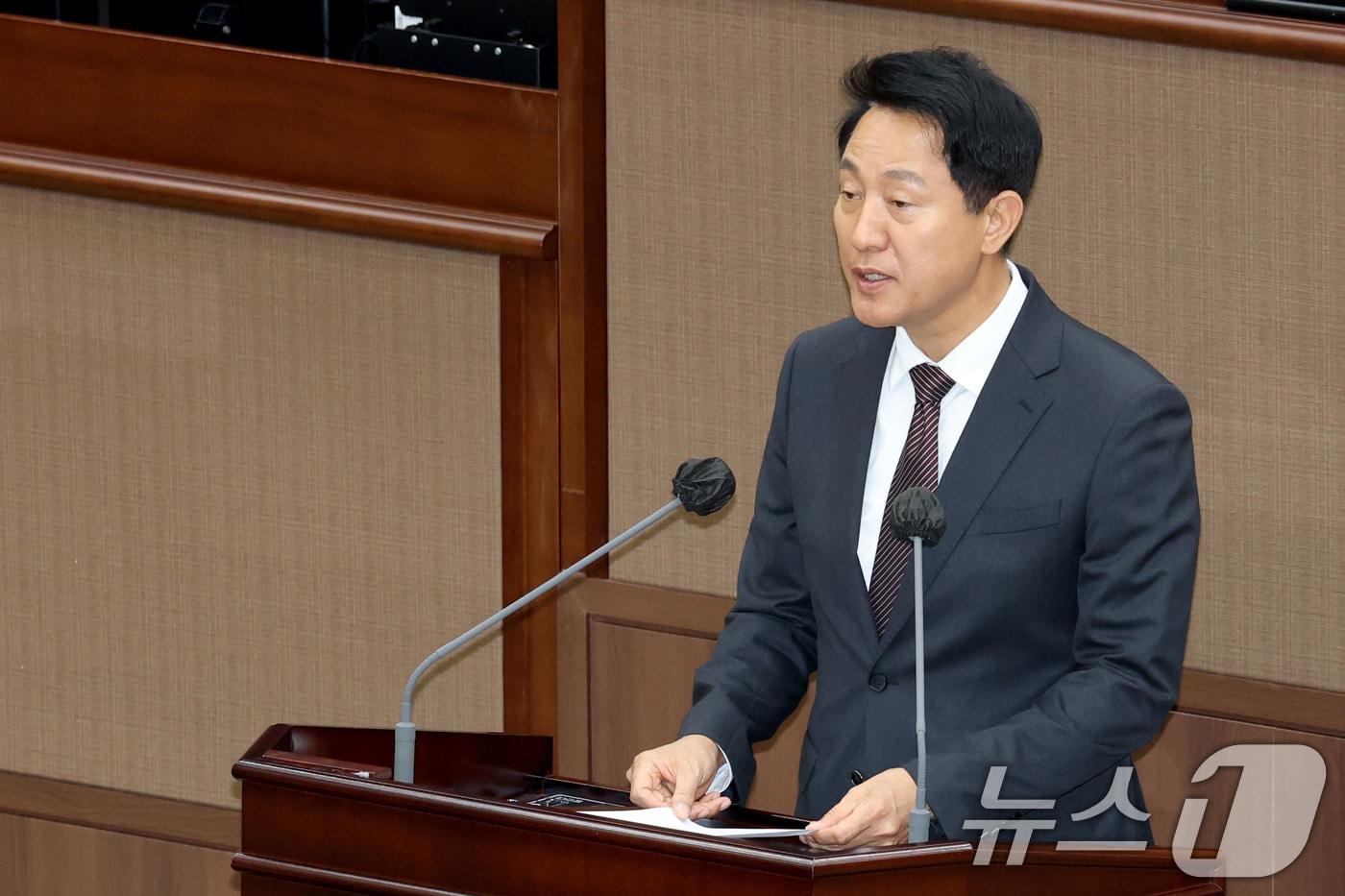 본문 이미지 - 오세훈 서울시장이 11일 오후 서울 중구 서울특별시의회 본회의장에서 열린 제336회 서울시의회 정례회 본회의에 출석해 신입 간부 소개를 하고 있다. 2026.6.11 ⓒ 뉴스1 이광호 기자