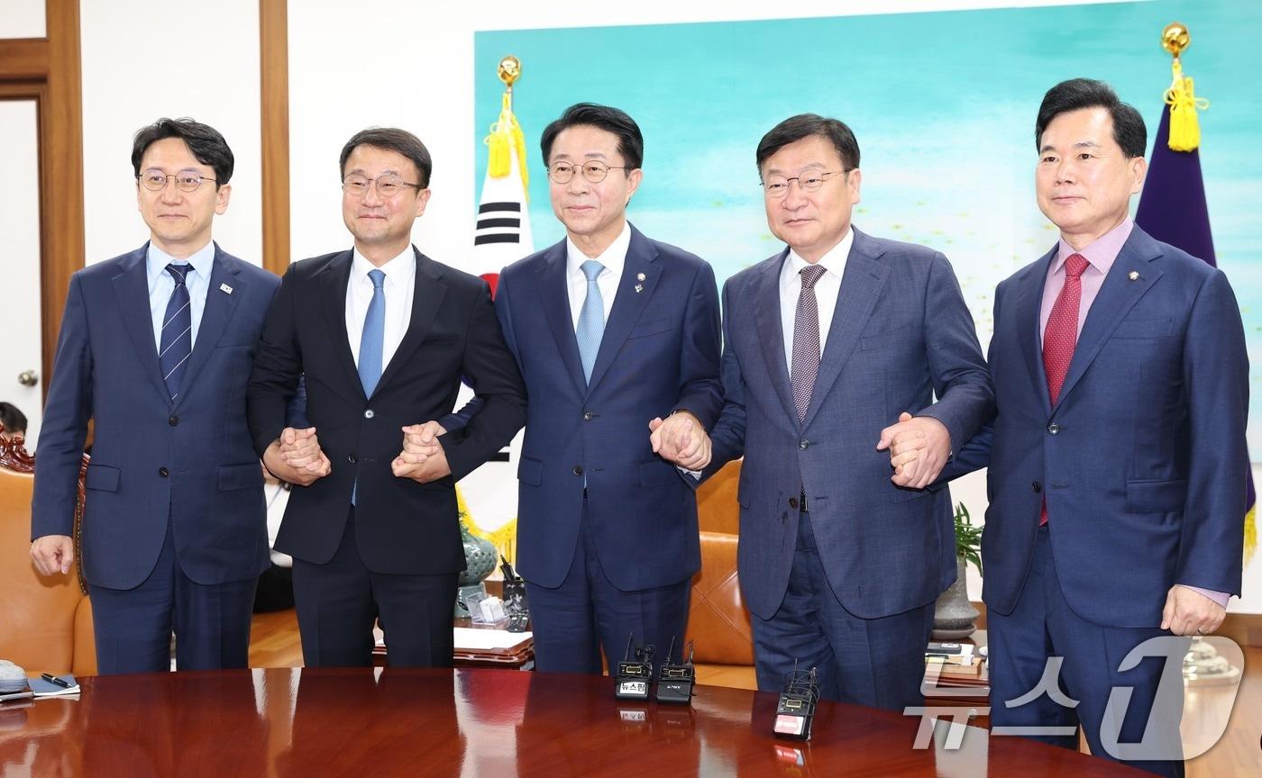 본문 이미지 - 조정식 국회의장이 11일 오후 서울 여의도 국회의장 집무실에서 여야 원내대표와 회동 전 기념 촬영을 하고 있다. 왼쪽부터 천준호 더불어민주당 원내수석부대표, 한병도 원내대표, 조 의장, 정점식 국민의힘 원내대표, 원내수석부대표로 내정된 김승수 의원. (공동취재) 2026.6.11 ⓒ 뉴스1 안은나 기자