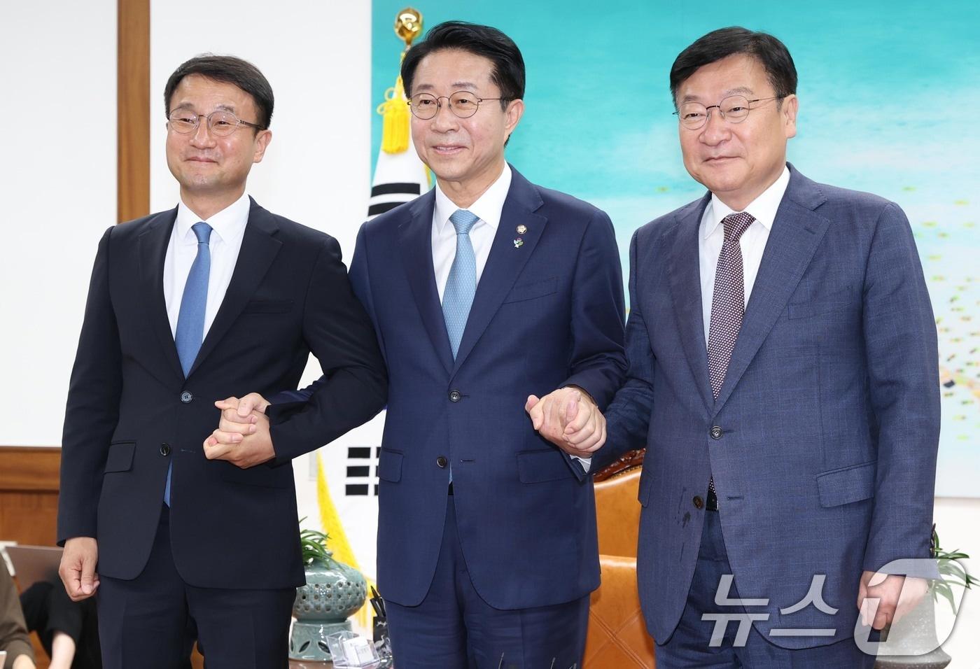 본문 이미지 - 조정식 국회의장이 11일 오후 서울 여의도 국회의장 집무실에서 여야 원내대표와 회동 전 기념 촬영을 하고 있다. 왼쪽부터 한병도 더불어민주당 원내대표, 조 의장, 정점식 국민의힘 원내대표. (공동취재) 2026.6.11 ⓒ 뉴스1 안은나 기자