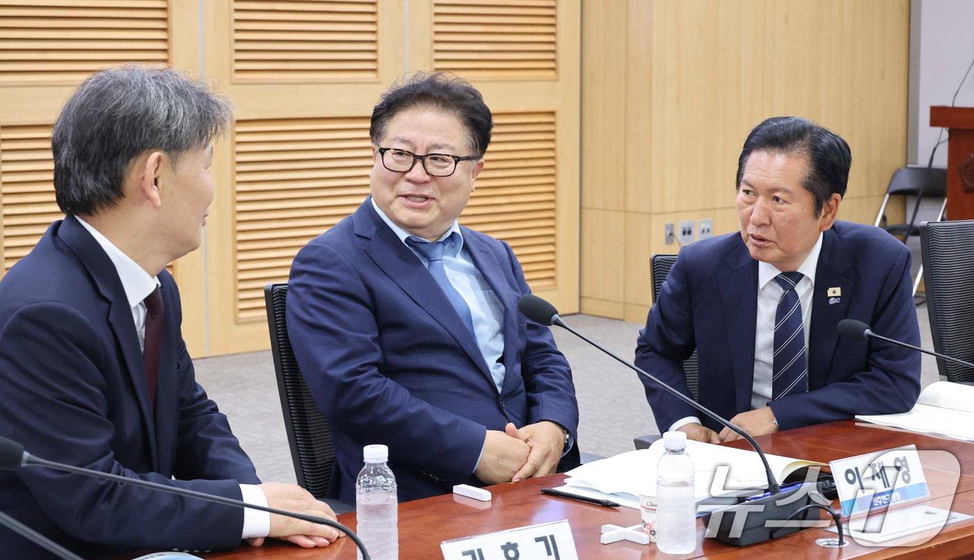 본문 이미지 - 정청래 더불어민주당 대표가 지난달 11일 서울 여의도 국회 의원회관에서 열린 이재명 정부 출범 1주년 기념 토론회에서 이재영 민주연구원장, 김호기 연세대 명예교수와 대화하고 있다. 2026.6.11 ⓒ 뉴스1 신웅수 기자