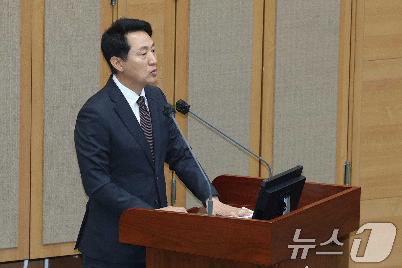 본문 이미지 - 오세훈 서울시장이 서울 중구 서울특별시의회 본회의장에서 열린 제336회 서울시의회 정례회 본회의에 출석해  의원 질의에 답하고 있다. 2026.6.11 ⓒ 뉴스1 이광호 기자