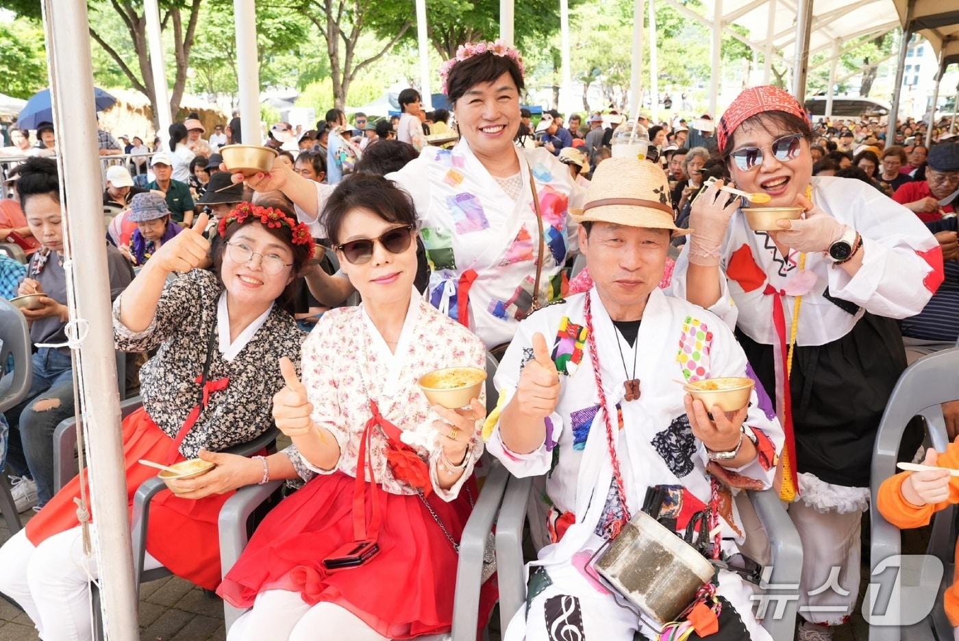 본문 이미지 -  26회 음성품바축제 천인의비빔밥 나누기 행사(음성군 제공. 재판매 및 DB금지)/뉴스1