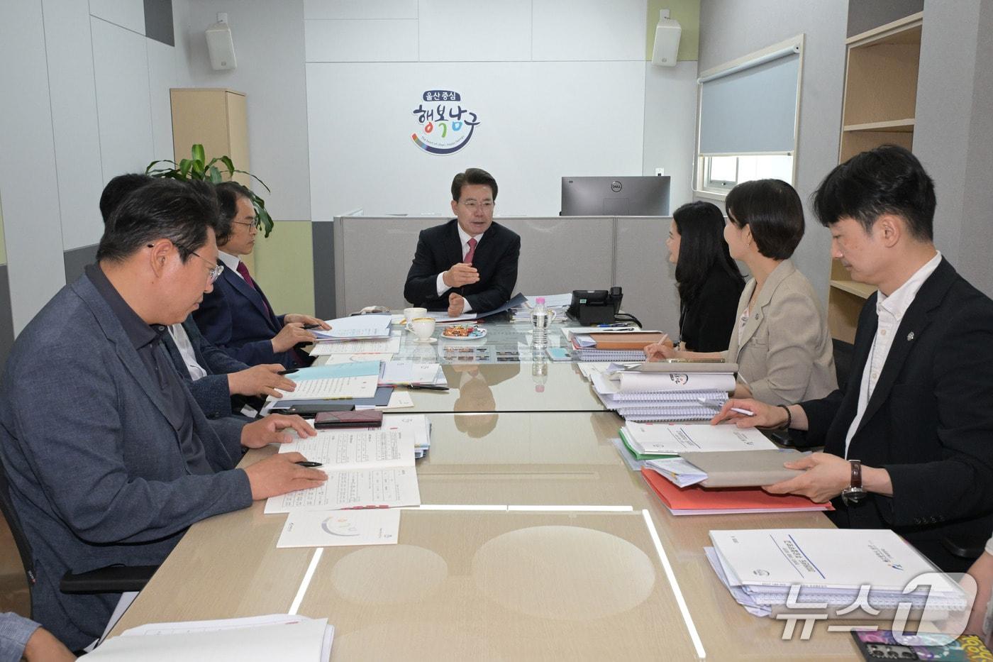 본문 이미지 - 임현철 울산 남구청장 당선인과 인수위원들이 11일 남구 달동 인수위 사무실에서 기획예산과 소관 주요 업무 보고를 받고 있다.(울산 남구 제공. 재판매 및 DB금지)/뉴스1