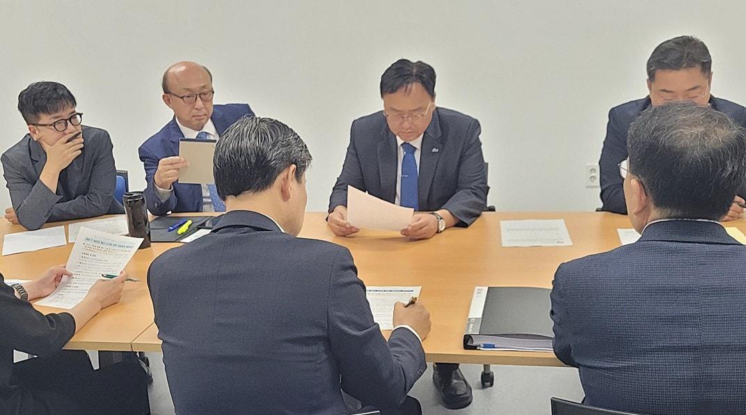본문 이미지 - 11일 조상호 세종시장 당선인(오른쪽 두번째)이 지역화폐와 관련한 회의를 하고 있다.  (세종시장직 인수위 제공. 재판매 및 DB 금지)