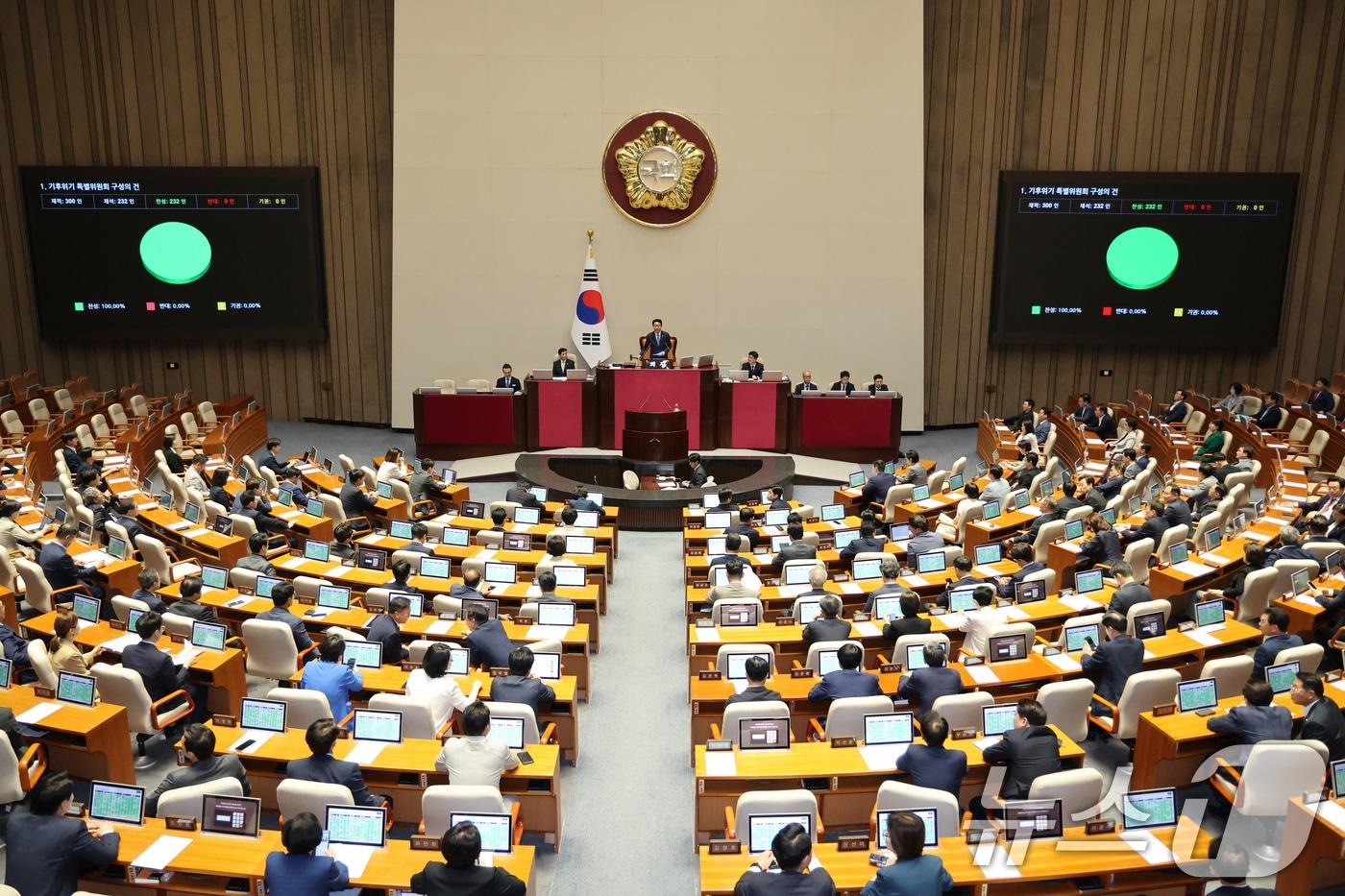 본문 이미지 - 11일 서울 여의도 국회 제436회국회(임시회) 제2차 본회의에서 기후위기 특별위원회 구성의 건이 가결되고 있다. 2026.6.11 ⓒ 뉴스1 신웅수 기자