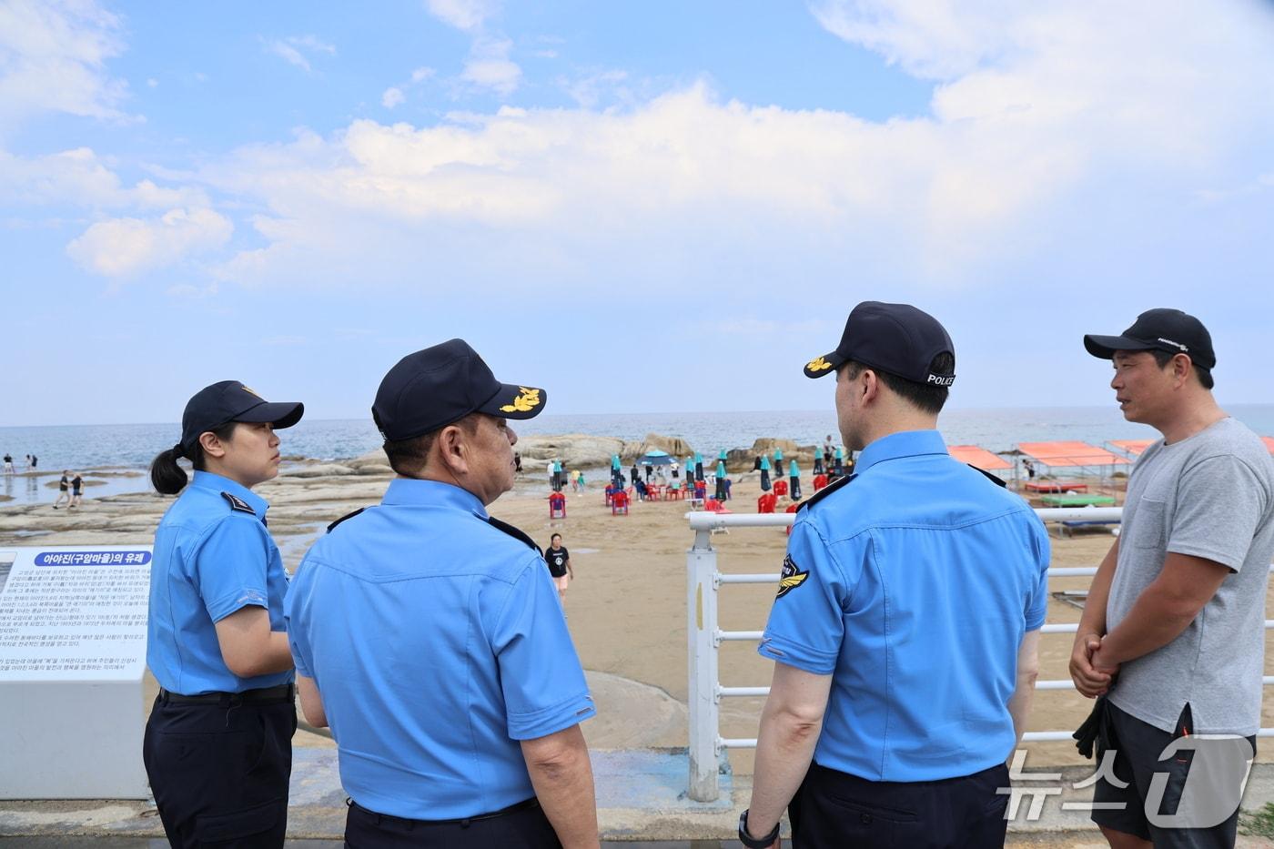 본문 이미지 - 11일 강원 고성 아야진 해변 안전점검하는 속초해경.(속초해경 제공, 재판매 및 DB 금지) 2026.6.11/뉴스1