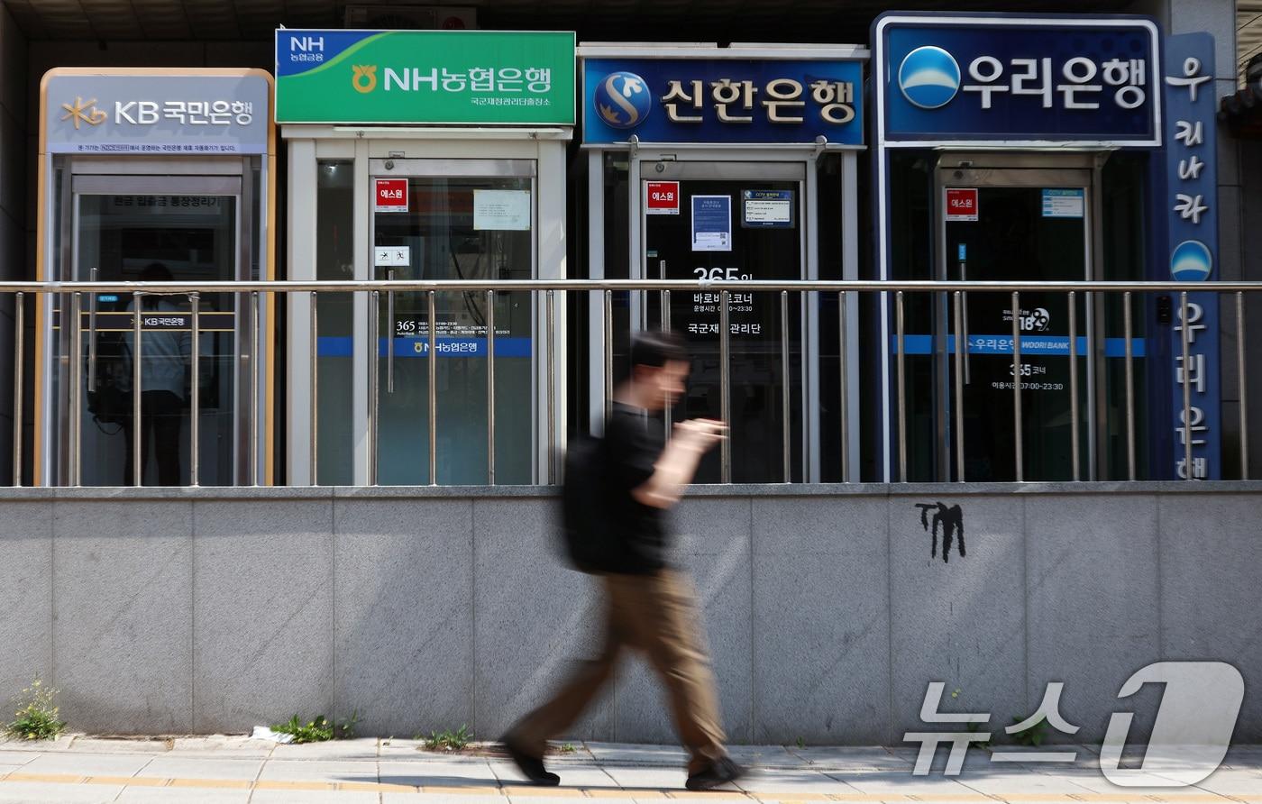 본문 이미지 - 사진은 이날 서울 시내 주요은행의 현금자동입출금기. 2026.6.11 ⓒ 뉴스1 구윤성 기자