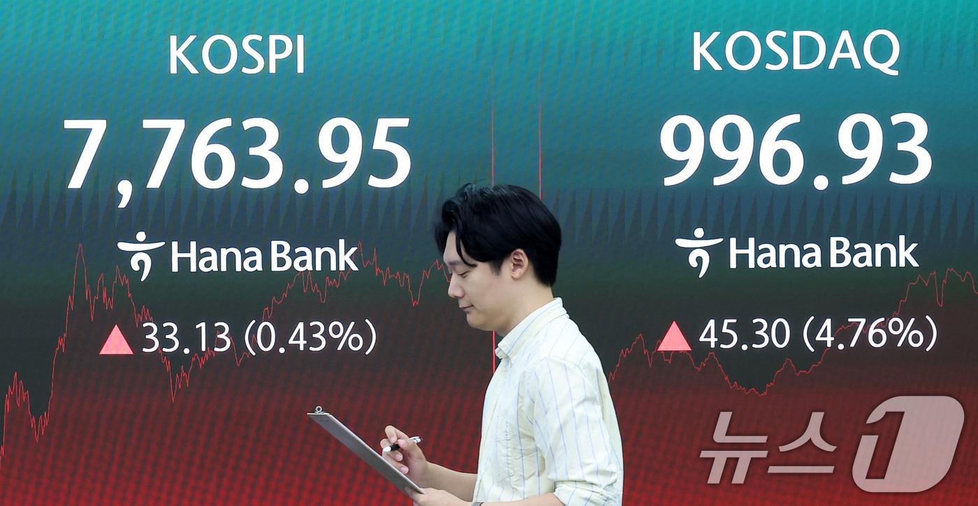 본문 이미지 - 11일 서울 중구 하나은행 본점 딜링룸 전광판에 종가가 나오고 있다. 2026.6.11 ⓒ 뉴스1 김성진 기자