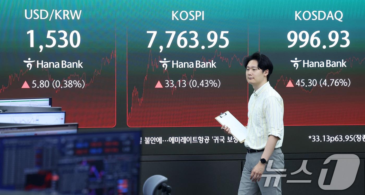 본문 이미지 - 11일 서울 중구 하나은행 본점 딜링룸 전광판에 종가가 나오고 있다. 2026.6.11 ⓒ 뉴스1 김성진 기자