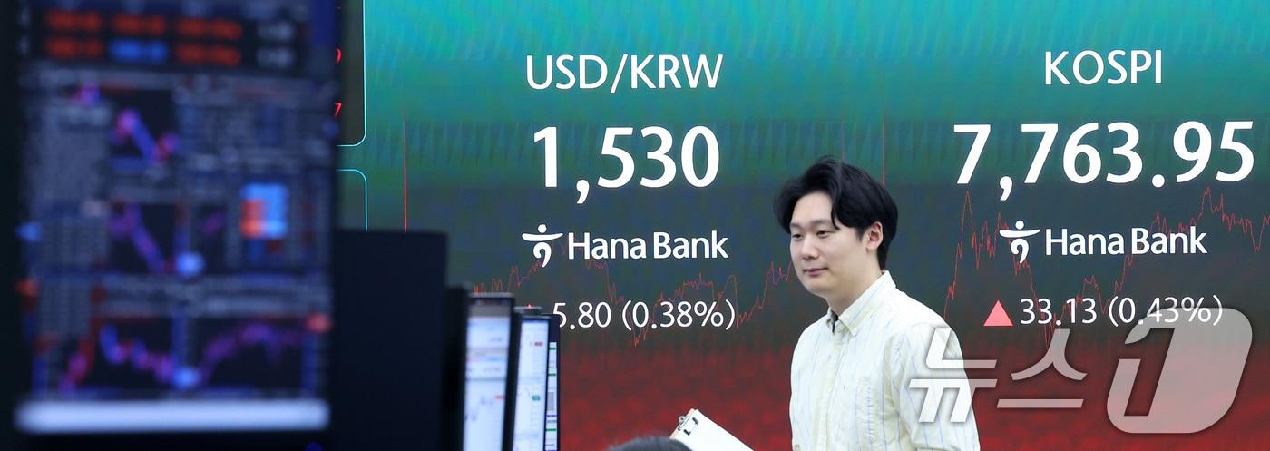 본문 이미지 - 11일 서울 중구 하나은행 본점 딜링룸 전광판에 종가가 나오고 있다.2026.6.11 ⓒ 뉴스1 김성진 기자