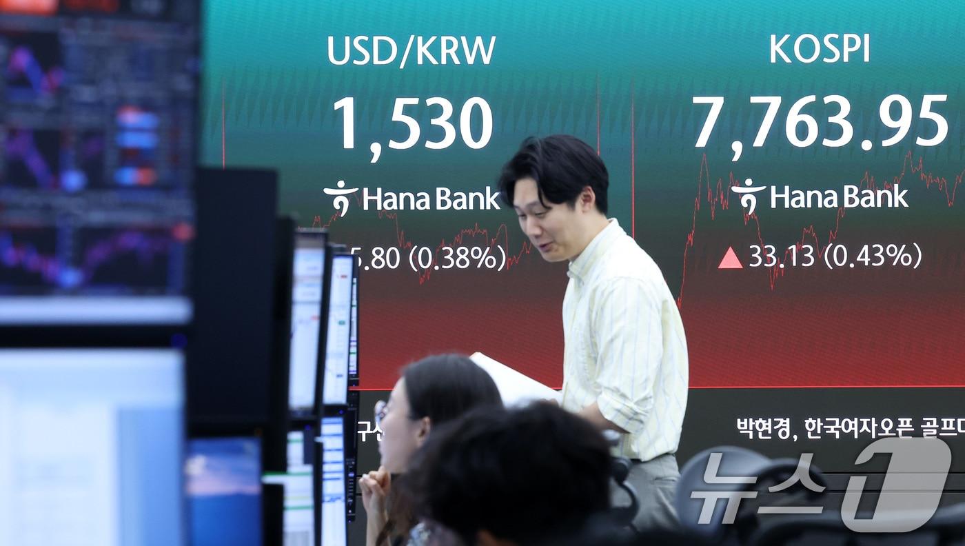 본문 이미지 - 11일 서울 중구 하나은행 본점 딜링룸 전광판에 종가가 나오고 있다. 2026.6.11 ⓒ 뉴스1 김성진 기자