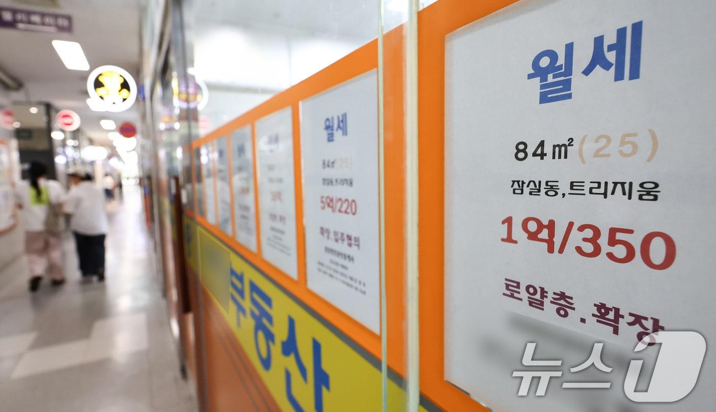 본문 이미지 - 11일 다방에 따르면 서울 아파트 거래 전세 비중은 2017년 4월 65.6%에서 2026년 4월 50.2%로 15.4%포인트(p) 하락했다. 같은 기간 월세 거래 비중은 34.4%에서 49.8%까지 15.4%p 확대됐다. 서울 아파트 전월세 거래 비중이 10년 전 31.3%p 격차에서 올해 0.4%p 차이로 좁혀지며 전세 중심이던 서울 임대차 시장 구조가 점차 월세 중심으로 옮겨지는 추세다. 사진은 이날 서울의 한 부동산 중개업소의 모습. 2026.6.11 ⓒ 뉴스1 최지환 기자