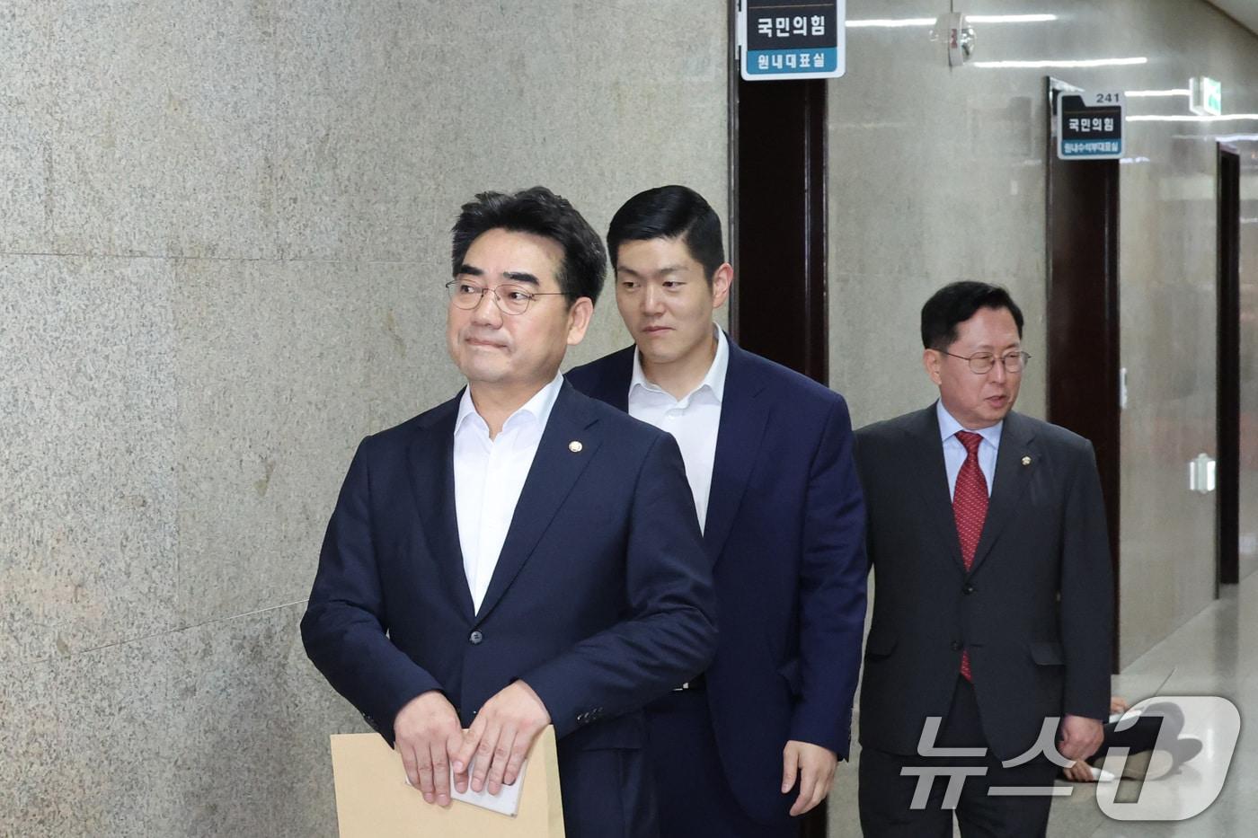 본문 이미지 - 이성권 의원을 비롯한 국민의힘 당내 개혁·소장파 모임인 '대안과미래’ 소속 의원들이 11일 서울 여의도 국회에서 정점식 원내대표 면담을 위해 이동하고 있다. 2026.6.11 ⓒ 뉴스1 신웅수 기자