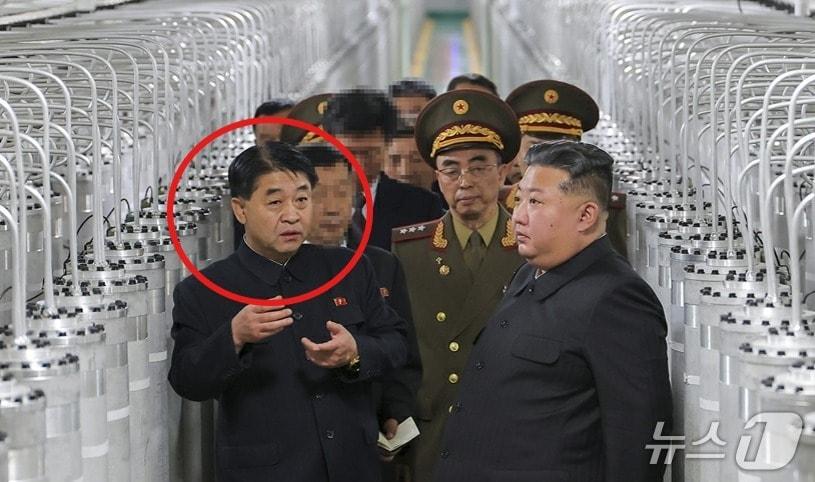본문 이미지 - (평양 노동신문=뉴스1) =지난 3일 김정은 북한 노동당 총비서가 새로 조업한 핵물질 생산공장을 시찰했을 때 동행한 최일환 군수공업부 부부장(붉은 원 안)과 강경호 핵무기연구소 강경호 부소장(오른쪽 군복). [국내에서만 사용가능. 재배포 금지. DB 금지. For Use Only in the Republic of Korea. Redistribution Prohibited] rodongphoto@news1.kr