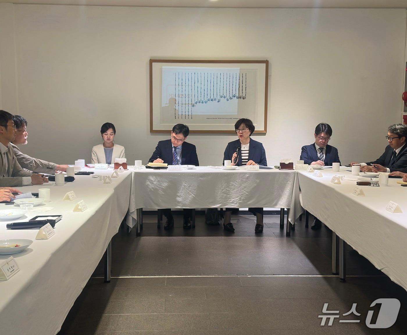본문 이미지 - 이민경 외교부 아시아태평양국장이 11일 인도 진출 기업 및 관련 전문가와 함께 우리 기업들의 인도 진출 현황, 향후 계획 및 애로 해소 방안 등을 주제로 오찬 간담회를 진행하고 있다.(외교부 제공)