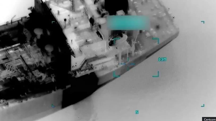 본문 이미지 - 미 중부사령부(Centcom)가 공개한 미군이 팔라우 국적 유조선  MT 세테벨로호의 기관실을 공습하는 장면.(BBC갈무리)