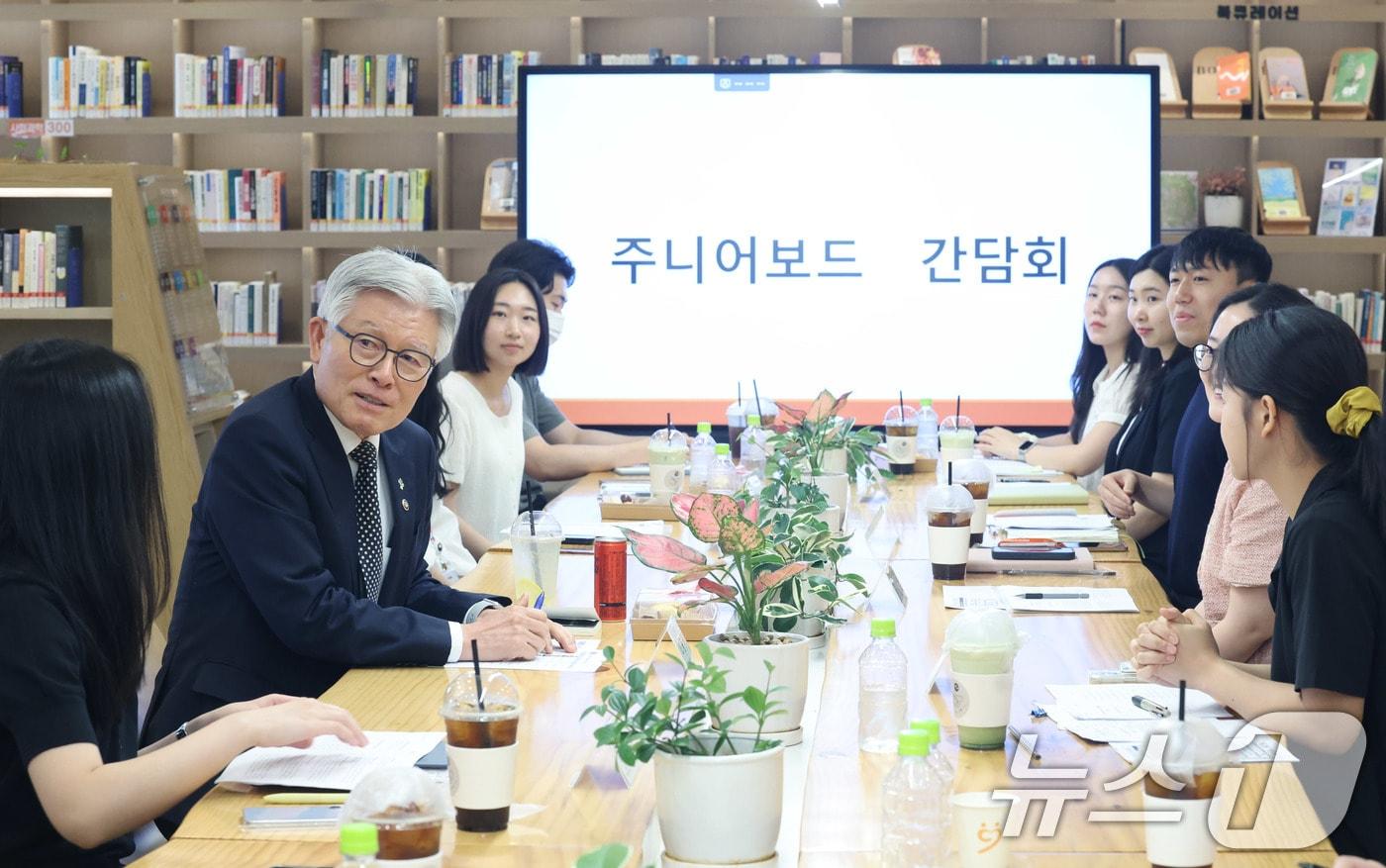 본문 이미지 - 최동석 인사혁신처장이 11일 세종시 정부세종청사에서 열린 'MPM 주니어보드 간담회'에서 20·30세대 직원들과 대화를 나누고 있다. (인사혁신처 제공. 재판매 및 DB금지) 2026.6.11 ⓒ 뉴스1