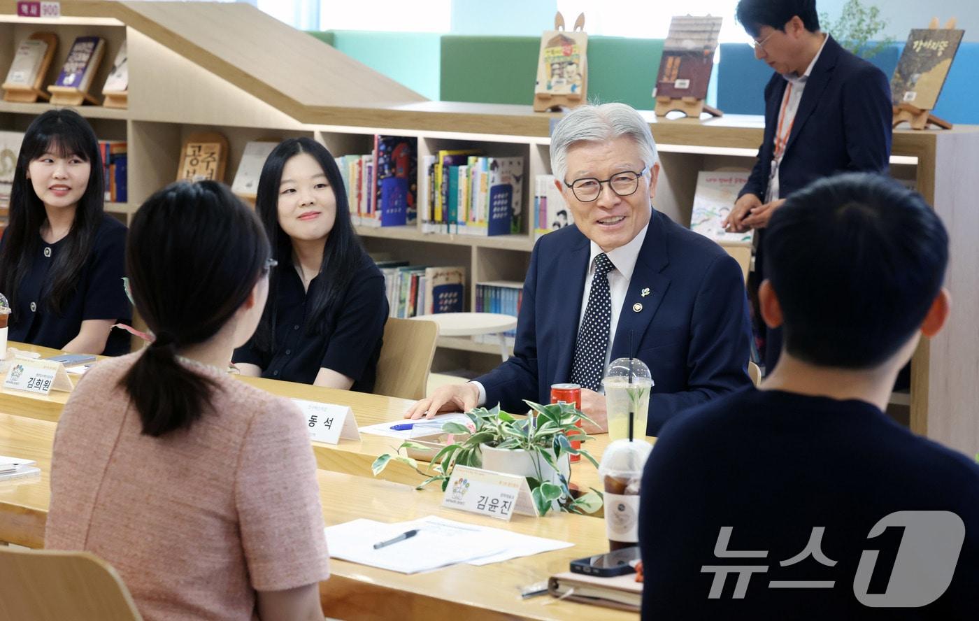 본문 이미지 - 최동석 인사혁신처장이 11일 세종시 정부세종청사에서 열린 'MPM 주니어보드 간담회'에서 20·30세대 직원들과 대화를 나누고 있다. (인사혁신처 제공. 재판매 및 DB금지) 2026.6.11 ⓒ 뉴스1