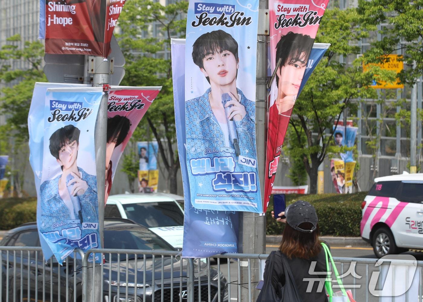 본문 이미지 - 방탄소년단(BTS)의 'BTS 월드투어 아리랑 IN 부산' 콘서트를 하루 앞둔 11일 공연이 열리는 부산 아시아드주경기장 주변에서 외국 팬이 BTS 배너를 촬영하고 있다. 2026.6.11 ⓒ 뉴스1 윤일지 기자