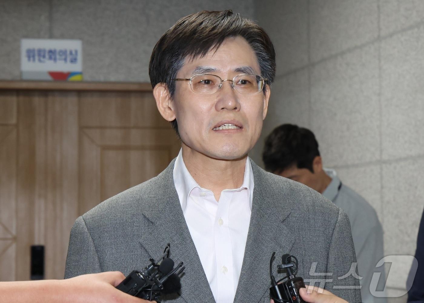 본문 이미지 - 김상곤 전북선관위원장이 11일 전북 전주시 전북특별자치도선거관리위원회에서 전북교육감 선거 개표값 등록 오류 관련 긴급회의를 마치고 취재진의 질의에 답변을 하고 있다. 2026.6.11 ⓒ 뉴스1 유경석 기자
