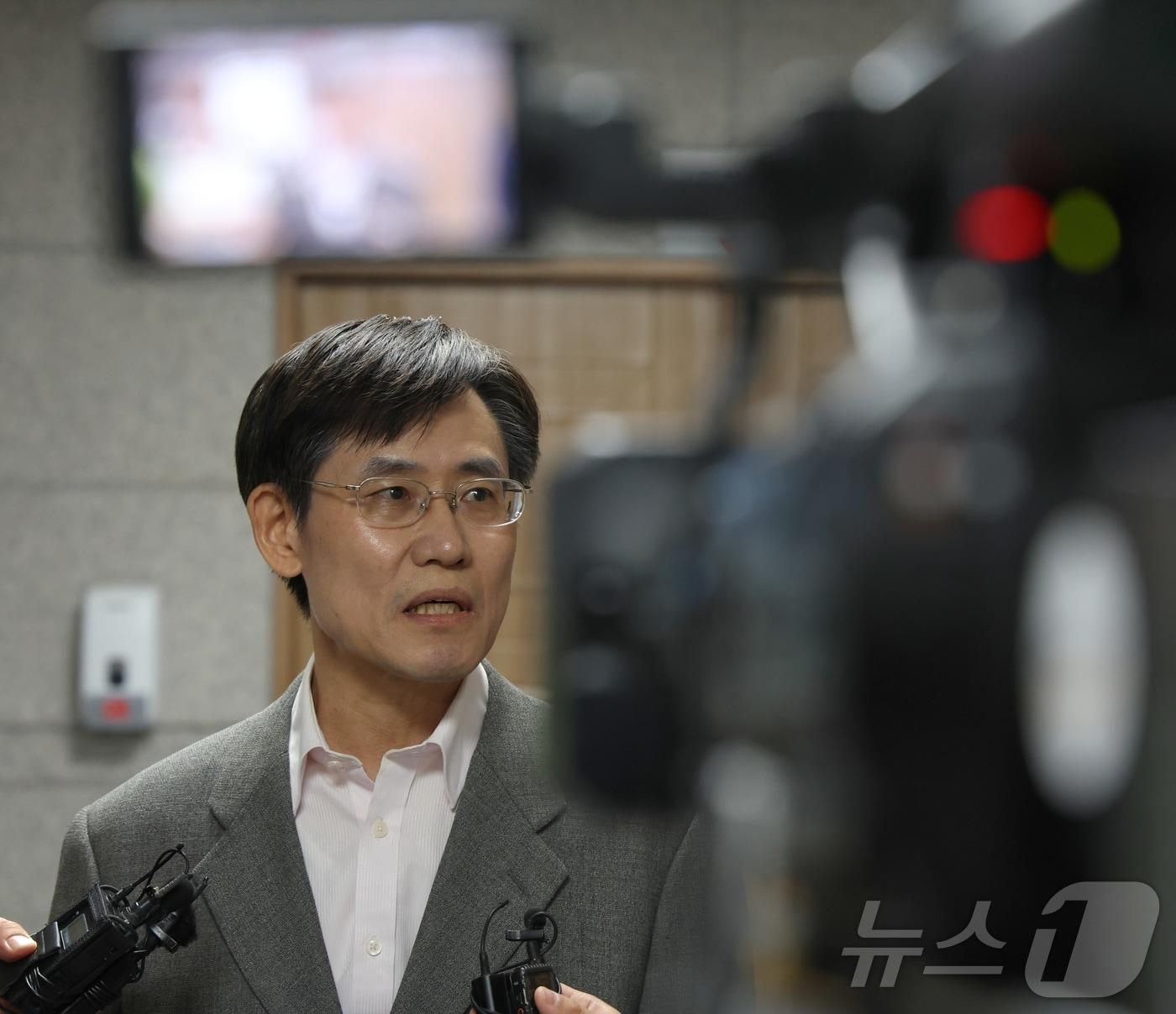 본문 이미지 - 김상곤 전북선관위원장이 11일 전북 전주시 전북특별자치도선거관리위원회에서 전북교육감 선거 개표값 등록 오류 관련 긴급회의를 마치고 취재진의 질의에 답변을 하고 있다. 2026.6.11 ⓒ 뉴스1 유경석 기자