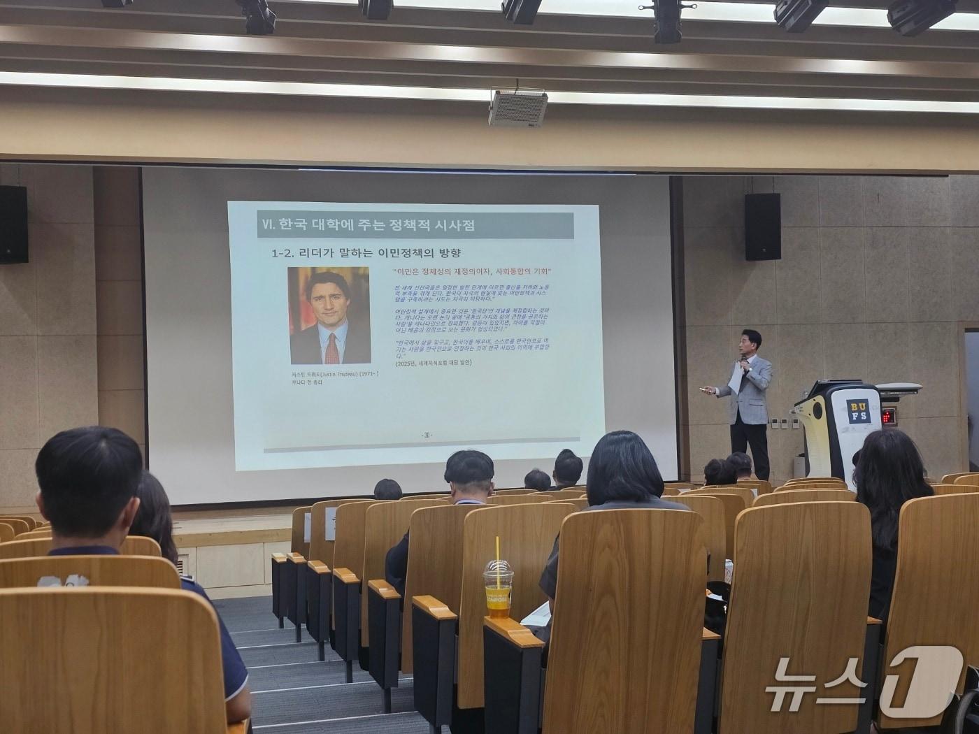 본문 이미지 - 11일 열린 '2026년 이민정책 부산포럼' 모습 (부산출입국·외국인청 제공. 재판매 및 DB금지)