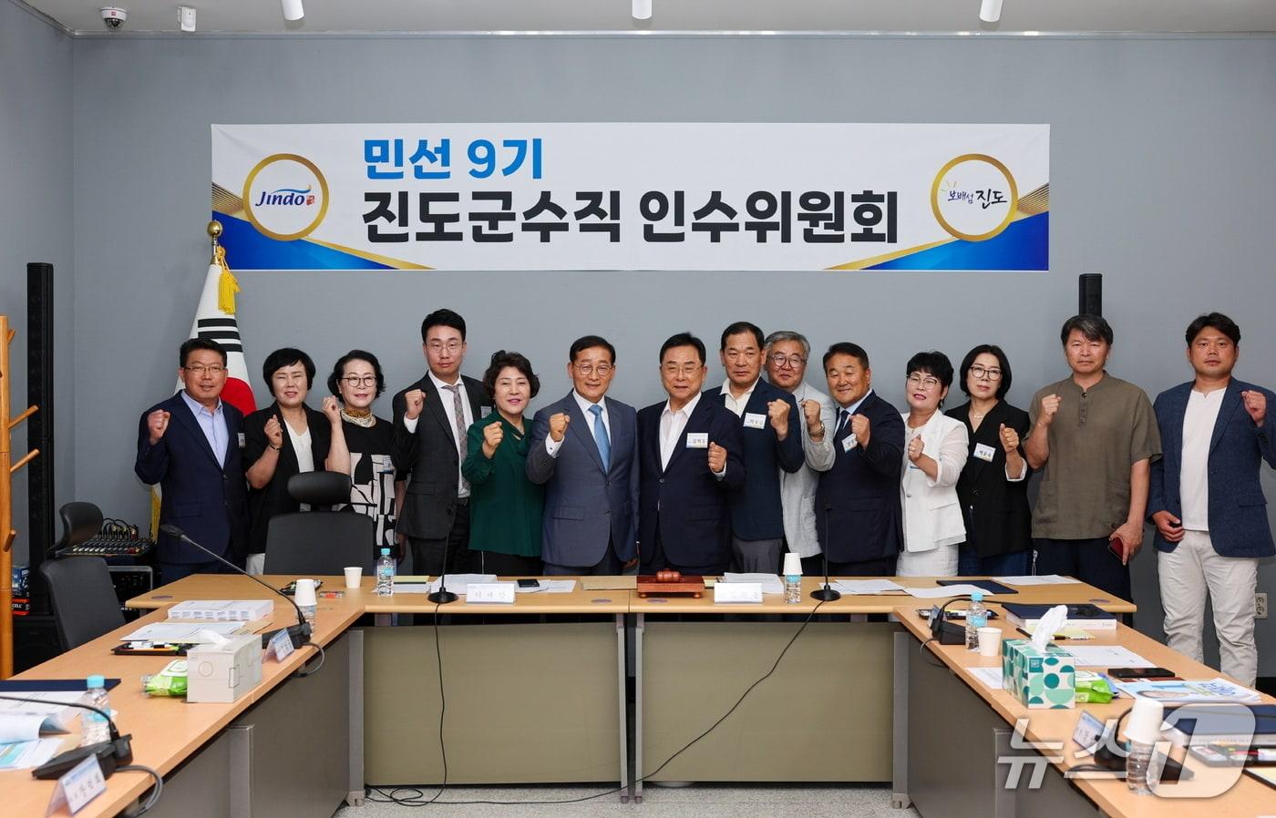 본문 이미지 -  진도군수 인수위원회  위원들이 이재각 당선인과 함께 기념사진을 찍고 있다.( 진도군수 인수위원회 제공, 재판매 및 DB금지)/뉴스1