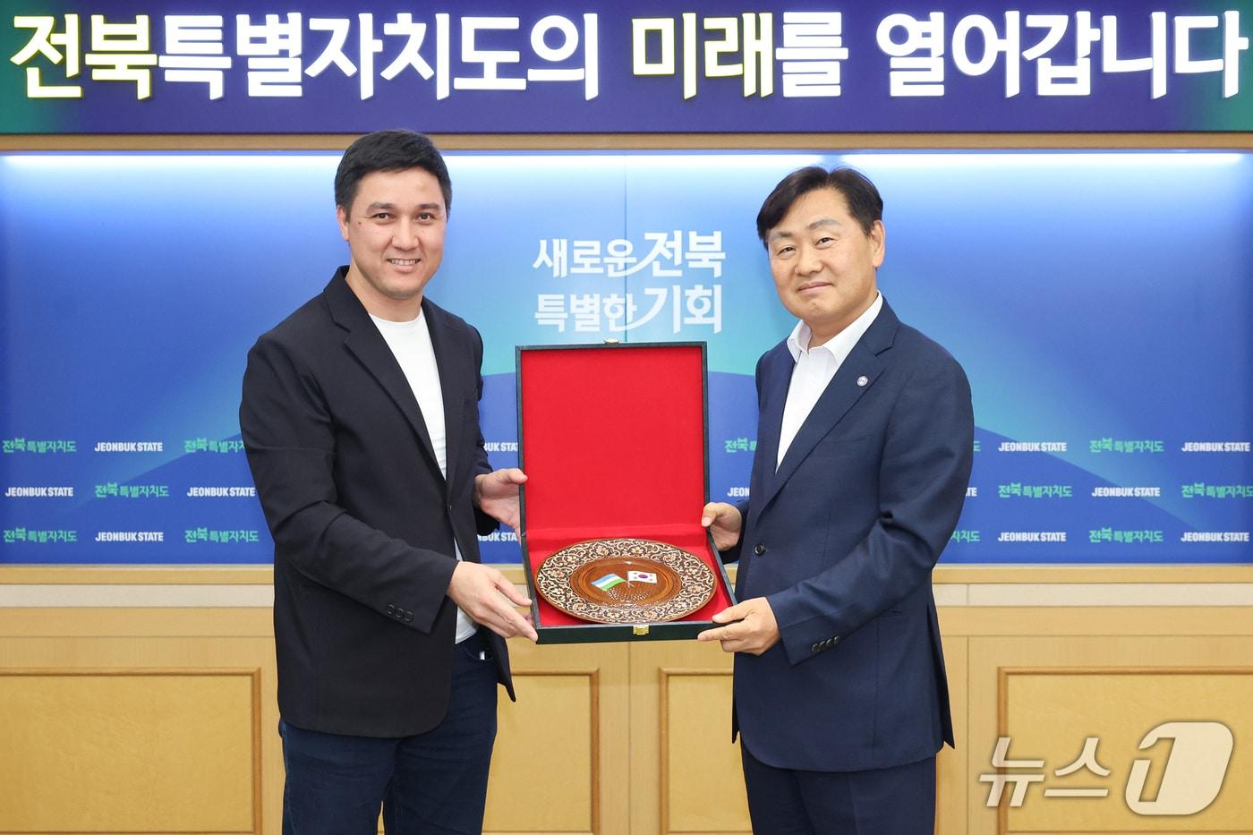 본문 이미지 - 11일 우즈케키스탄 지방행정 역량강화과정 연수단이 전북도청을 방문한 가운데 김관영 전북지사가 연수단 대표인 카림조노프 루스탐 올림존 우글리 디지털기술부 차관과 기념 촬영을 하고 있다.(전북도 제공. 재판매 및 DB금지)/뉴스1 