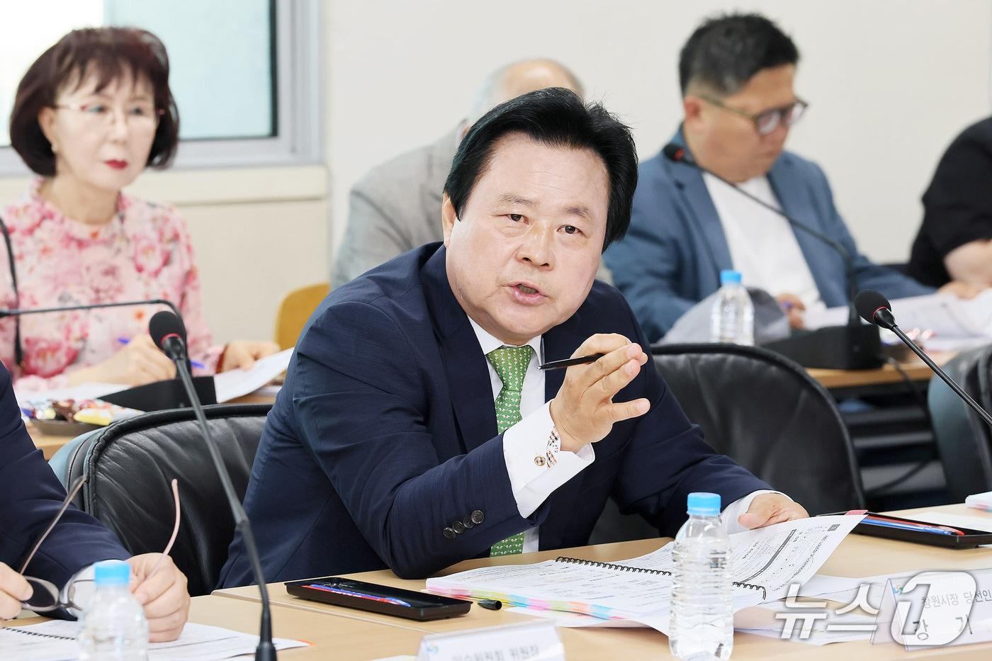본문 이미지 - 강기윤 경남 창원시장 당선인이 11일 민선 9기 창원시장직 인수위원회 사무실에서 인수위 중요 현안 업무보고회를 주재하고 있다.(인수위 제공. 재판매 및 DB금지)