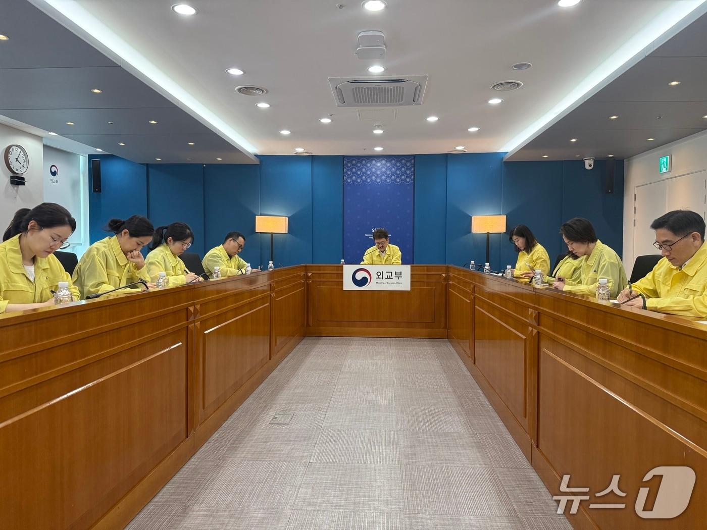 본문 이미지 - 외교부는 11일 오후 유병석 영사안전국장 주재로 중동 지역 12개 재외공관과 본부-공관 합동 상황점검회의를 개최했다고 밝혔다.(외교부 제공).