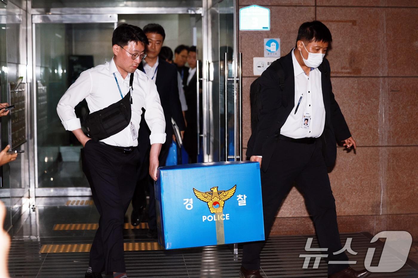 본문 이미지 - 6·3 지방선거 투표용지 부족 사태를 수사하는 검경 합동수사본부 수사관들이 11일 서울 송파구선거관리위원회에 대한 압수수색을 마친 후 압수품 상자를 들고 이동하고 있다. 2026.6.11 ⓒ 뉴스1 이호윤 기자