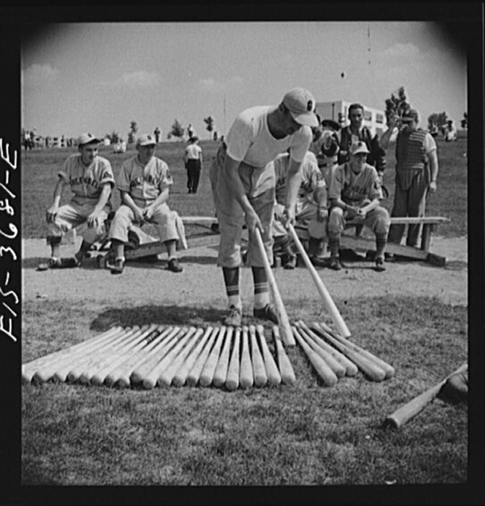 본문 이미지 - 야구 배트를 고르는 선수. (출처: Marjory Collins, 1940, Public domain, via Wikimedia Commons)