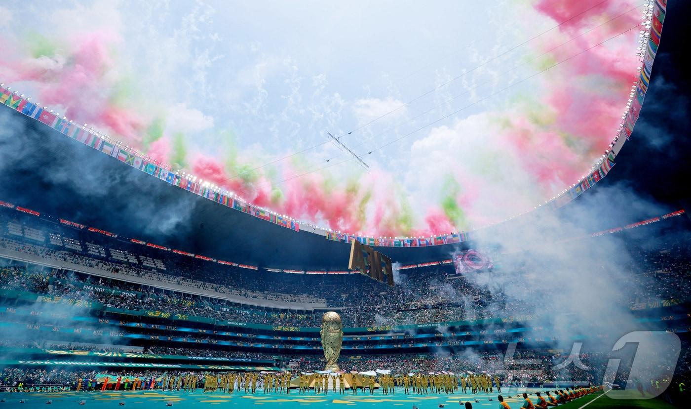 본문 이미지 - 11일(현지시간) 멕시코시티 스타디움에서 2026 국제축구연맹(FIFA) 북중미 월드컵 개막식 공연이 열리고 있다. 이날 개막식은 멕시코와 남아프리카공화국의 조별리그 A조 경기 시작에 앞서 진행됐다. 2026.06.12 ⓒ 뉴스1 ⓒ 로이터=뉴스1