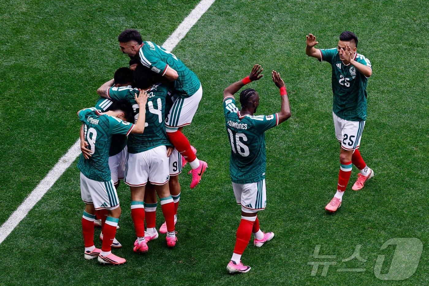 본문 이미지 - 멕시코 선수들이 2026 북중미 월드컵 멕시코가 12일 멕시코시티의 멕시코시티 스타디움에서 열린 남아공과 대회 개막전에서 추가 득점 후 기뻐하고 있다. ⓒ AFP=뉴스1